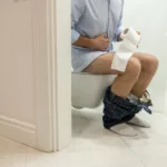 Pasta o kiblu i czuwającym starym